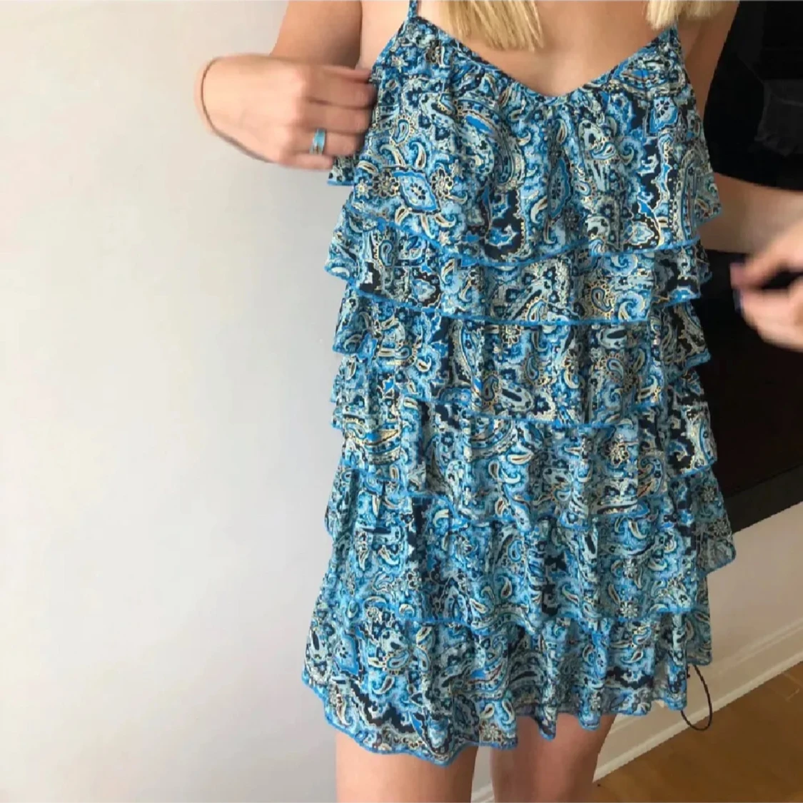 Blå mönstrad volangklänning