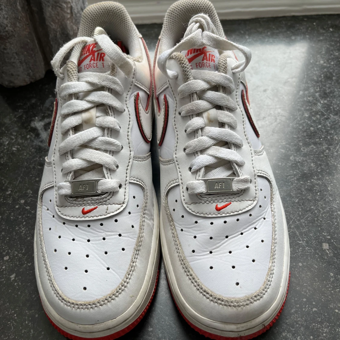 Nike Air Force 1 vita med röd sula - 1