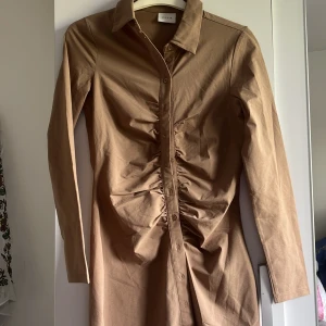 Klänning - Kort klänning från vila, köpt på nelly