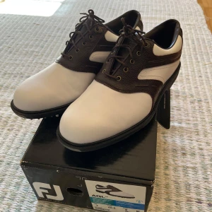 Footjoy AQL Golfskor - Säljer dessa klassiska Footjoy skor. Endast provade inomhus. Footjoy AQL. Storlek 40,5 Hör gärna av dig vid frågor:) Kan samfrakta med andra annonser.