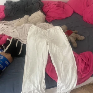 Vita linnebyxor från BikBok - Säljer ett par fräscha vita linnebyxor från BikBok i storlek XS. Byxorna är uppsydda då de va för långa för mig, passar någon runt 160 men går även att sprätta upp igen 