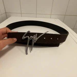 Giuseppe bälte - Söker detta as feta giuseppe bälte som är 105 långt. Bältet är sparsamt använt och inte så slitet. Pris går självklart att diskutera // maxi 