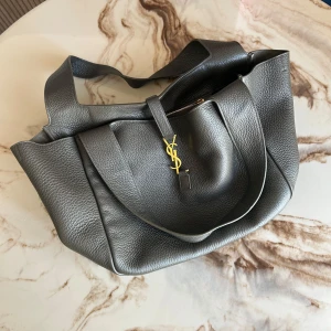 Saint Laurent Shopping Tote väska - Relativt nyköpt Shopping Tote ”Shopping Bag With Cassandre” modell från YSL. 18 000 nypris. Väldigt bra skick!