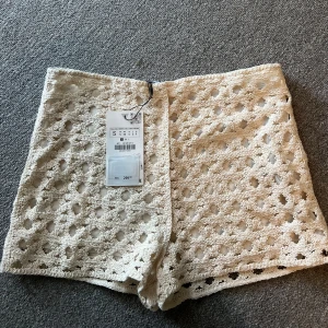 Helt oanvända shorts  - Så fina oanvända shorts från Zara perfekt ny till sommaren och bara slänga över en bikini t.ex. Stolek S nypris 299