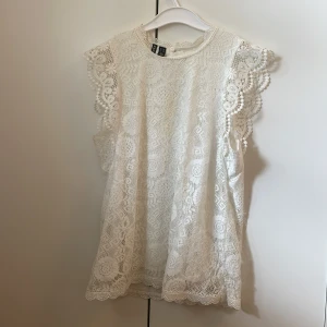 Vit blus - En såå fin vit blus från märket pieces! Passar så bra nu till sommaren!! Skriv för frågor💕💕