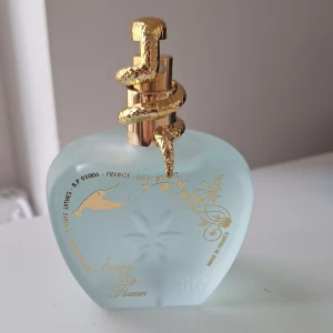 Amore Mio Forever parfym Jeanne Arthes 100 ml - Amore Mio Forever från Jeanne Arthes är en fruktig och söt parfym med inslag av citrus, tropiska och fräscha toner. Flaskan är ljusblå, hjärtformad med gulddetaljer och en cool guldfärgad orm runt korken. Perfekt för dig som gillar unika och snygga flaskor. (Enbart testad)