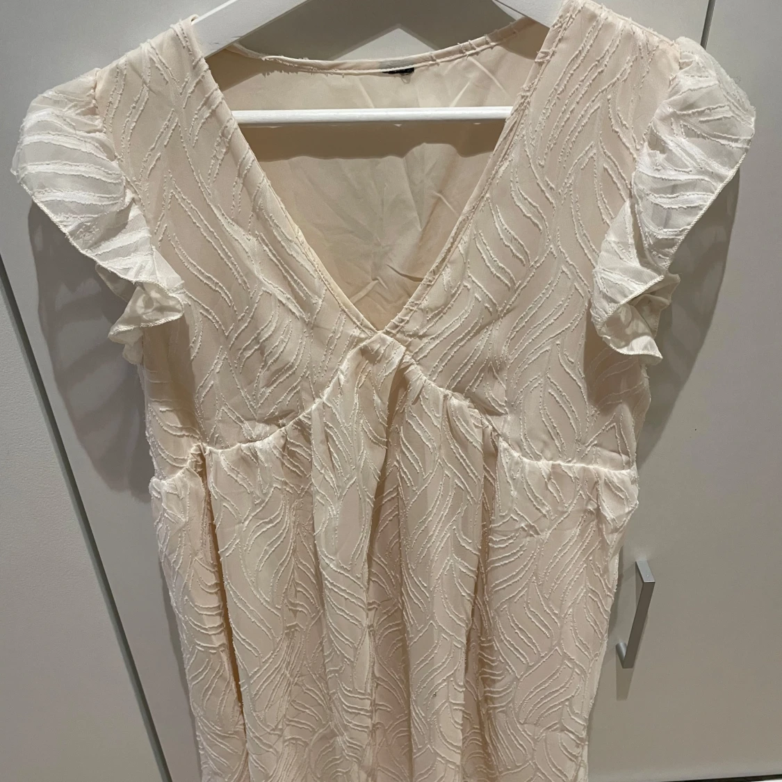 Ljus kortklänning med volangärmar - 1