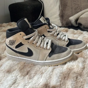 Jordans - Säljer ett par hyfsat sparsamt använda jordans i storlek 38, beige/rosa färg. De är i väldigt fint skick för o va såpass gamla.