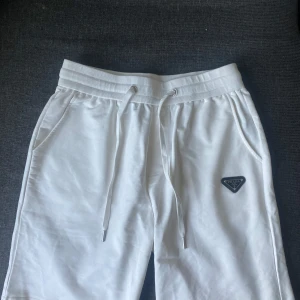 Vita Prada Shorts - Denna vara är en replika. Shortsen är helt nya oanvända och bara provade. Var lite för tighta på mig och var lite genomskinliga. Är 181 och längden var ganska bra