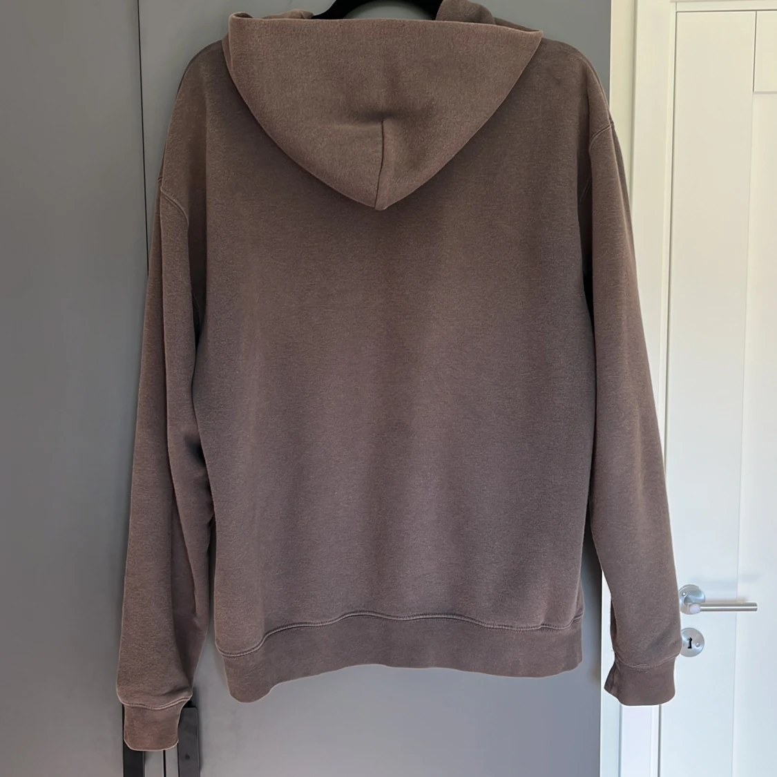 Brun hoodie från One of One med tryck - 1