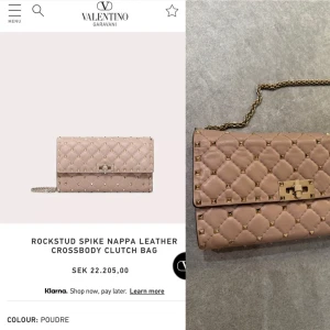 Valentino Rockstud Spike kuvert väska  - Superfin puderrosa kuvertväska från Valentino Garavani i mjukt nappa-skinn. Väskan har quiltad design med guldiga nitar, kedjerem och snyggt lås framtill. Perfekt storlek för det viktigaste och ger en lyxig touch till din outfit. Orginal pris 22 205kr säljer för 16 000kr. Mycket bra skick