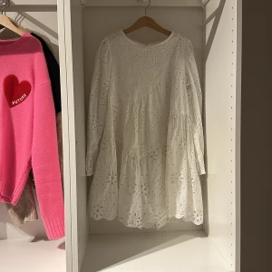 Vit kort klänning med broderade detaljer - Superfin vit klänning från Zaras gamla sommar kollektion. Bilden är tagen år 2023 och jag är ca 155 cm lång på bilden. Klänningen är 152 cm och 12-13 år.