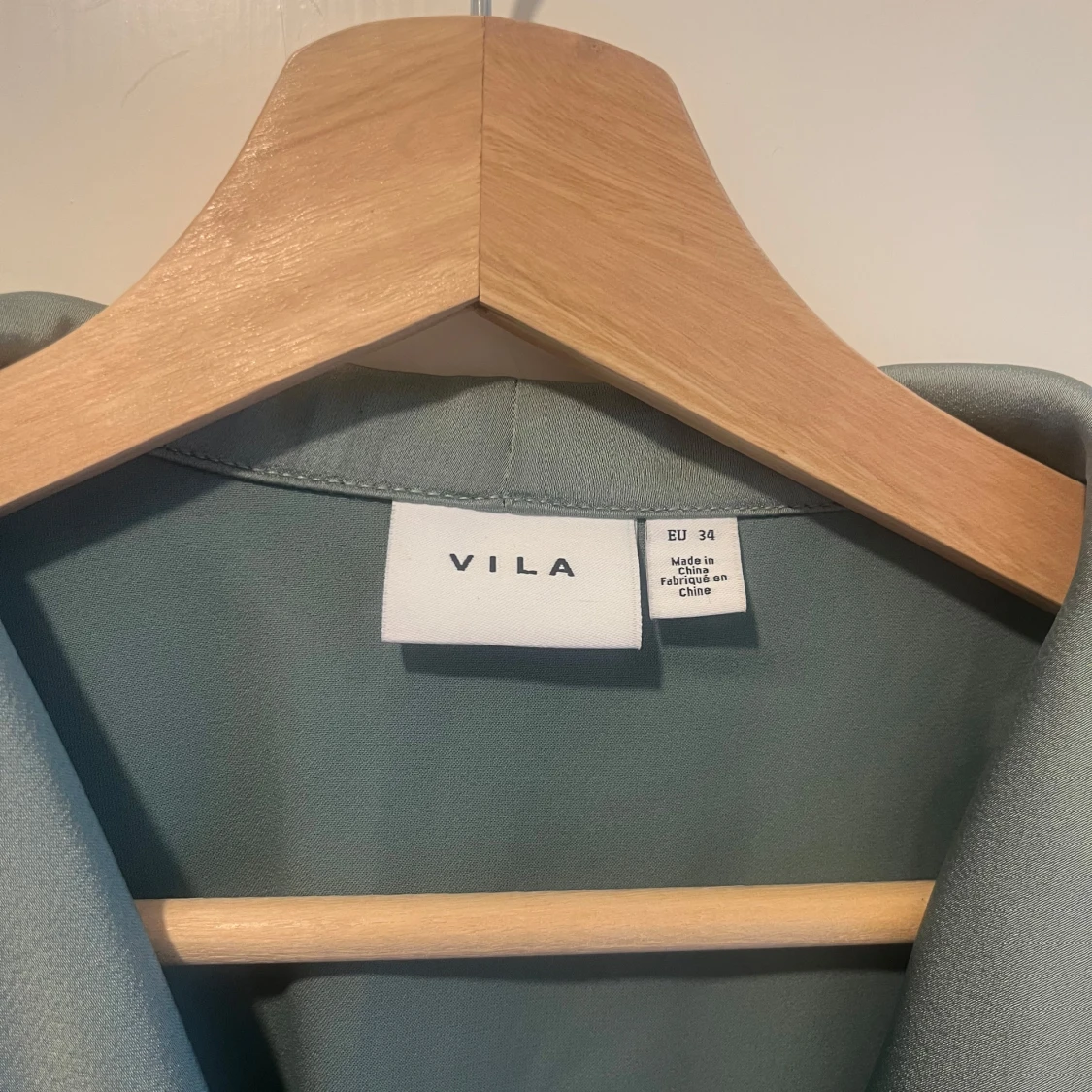 Ljusgrön omlottklänning från Vila - 2