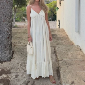 Vit långklänning med knytband - Superfin vit långklänning. Perfekt för exempelvis midsommar. 