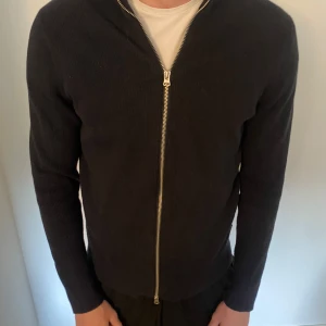Svart cardigan jacka från Only & Sons - Svart stickad cardigan jacka från Only & Sons med hel dragkedja framtill. I princip ny då den inte har används mer än en gång! Mycket bra skick🤩
