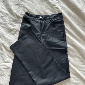 ”Skinnbyxor” svarta - Tunnare skinnbyxor, sitter bra på. Storleken skulle jag säga är S/M då dom är stretchiga. Högmidjade. Säljer då dom är korta på mig tyvärr (är 173cm)