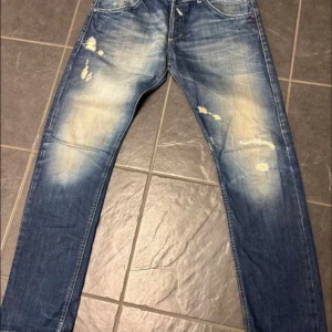 Dondup jeans! - Dondups fetaste jeansen! Dondups i modellen Georges. Fetaste modellen på marknaden. Destroyd från butik. Nypris=4000kr mitt pris 1099kr OBS jeasnsen är i den bredare modellen 