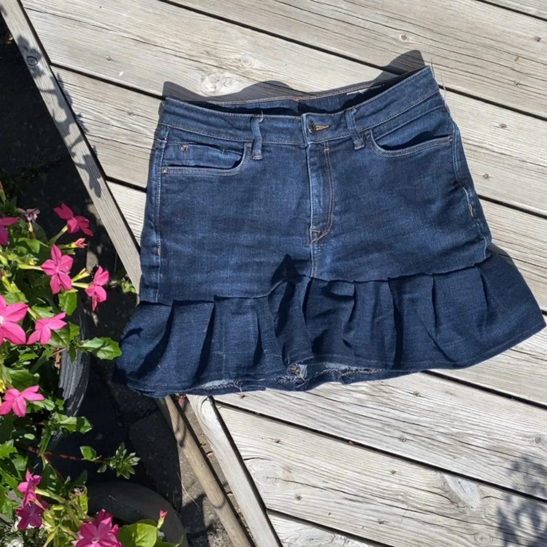 Mörkblå jeanskjol med volang - 1