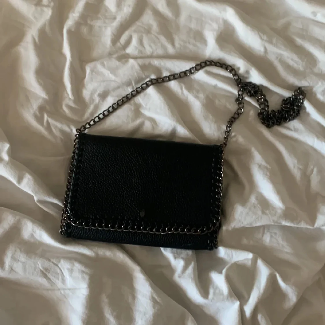 Svart axelväska med kedja