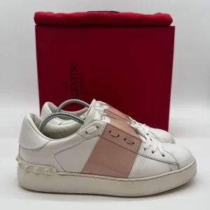 Valentino Garavani Open sneakers vit/rosa - Valentino open sneakers - Skick: 9,5/10 - Storlek 38,5 - Tillbehör: Box, dustbag - Nypris 7700kr - deluxecloset 