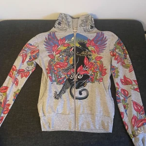 EdHardy Zip - Jättecool mönstrad zip från EdHardy. Inga skador. L i barnstorlek men passar som S.