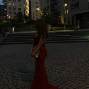 Långklänning - Säljer nu min balklänning jag hade när jag slutade 3an på gymnasiet! Klänningen är otroligt vacker och endast använd 1 gång, alltså är den i i princip ny skick. Den är köpt på zapaka på nätet för 1600kr. Klänningen är perfekt för bal eller fin middag! Skriv vid frågor!💗den är i storlek 6 som motsvarar 38 vilket är typ s/m