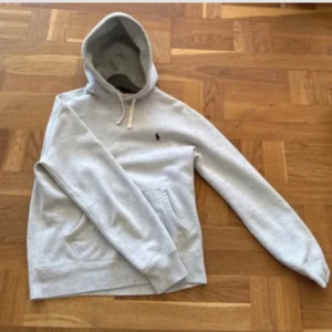 RALPH LAUREN HOODIE GRÅ - RALPH LAUREN HOODIE | Storlek M på tagen men sitter mer som en S | Tröjan är i mycket bra skick och nästan aldrig använd | Snörena är borttagna | Skriv vid fler frågor 