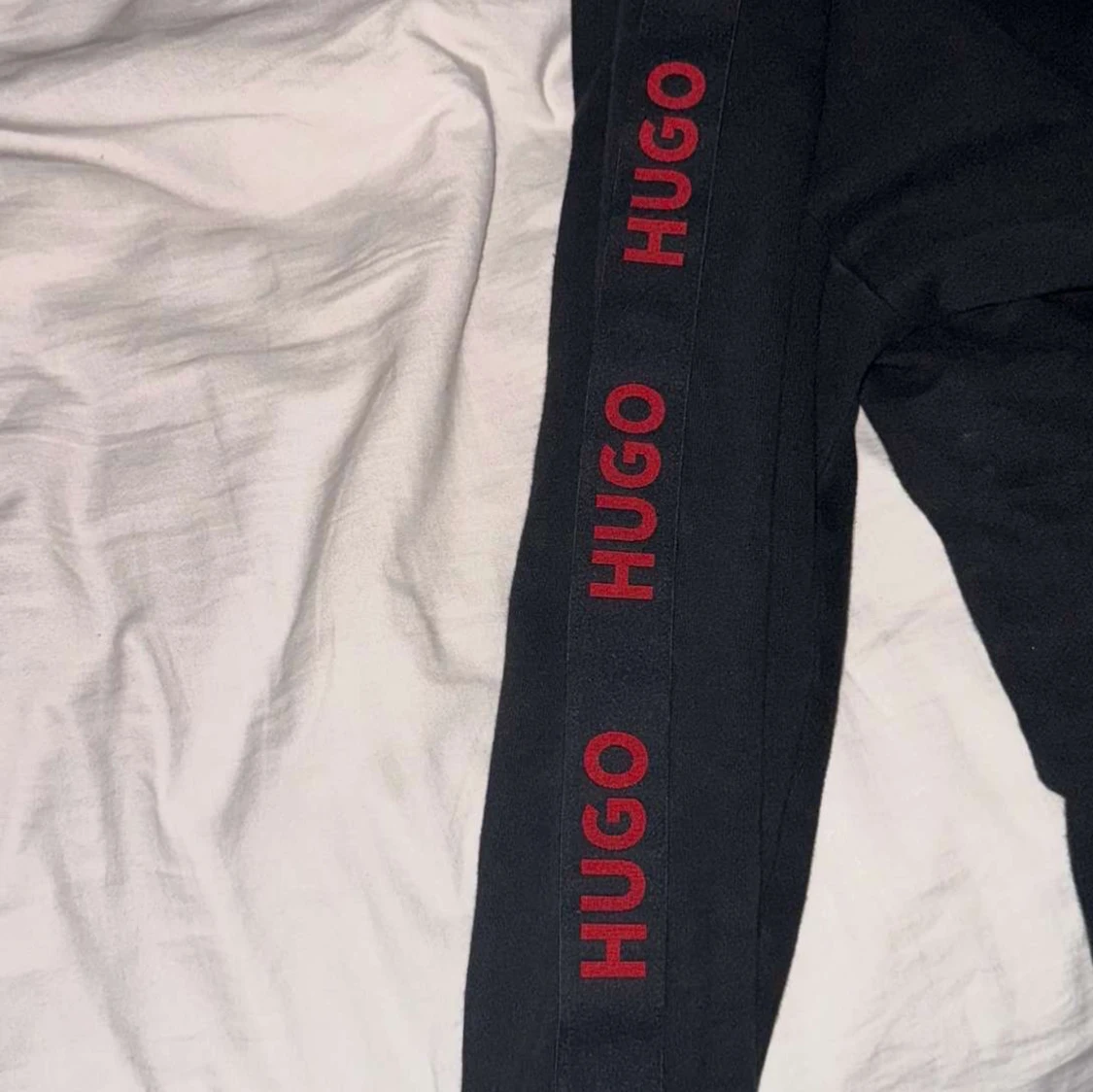 Svart hoodie från Hugo med röda detaljer - 1