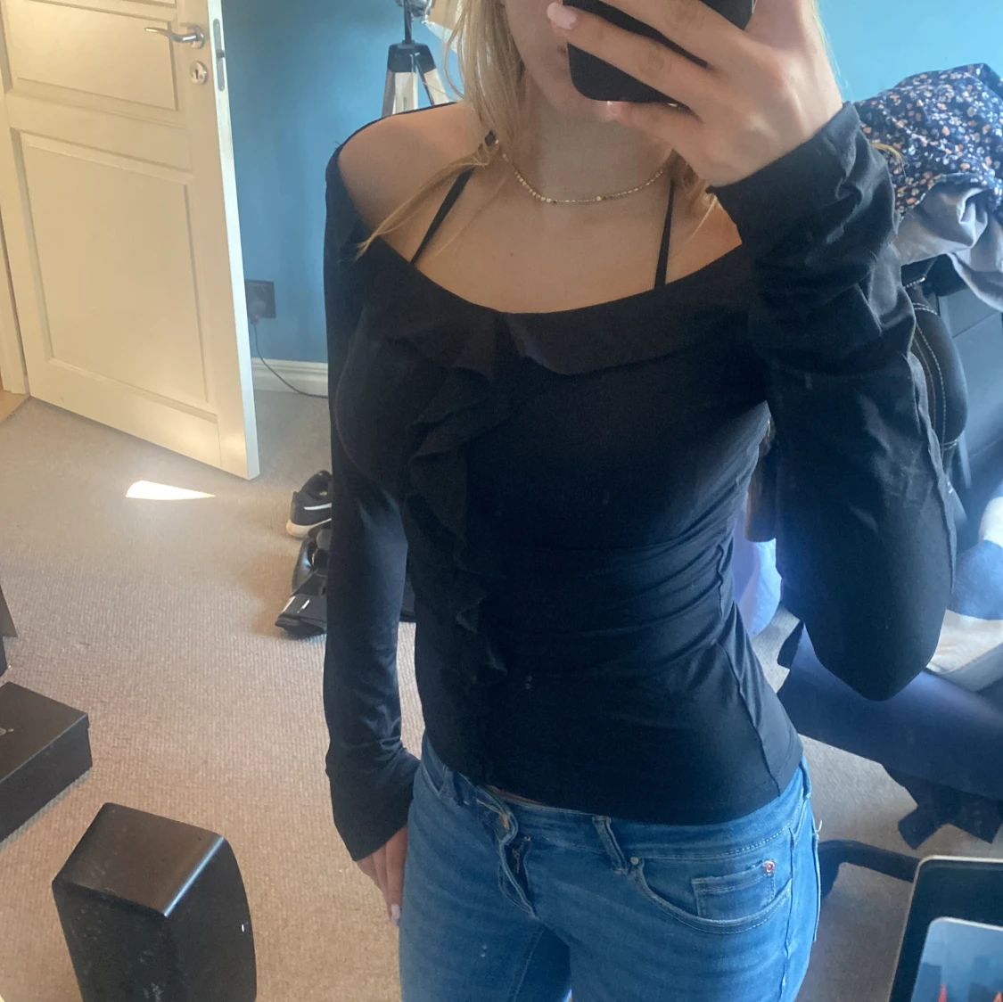 Svart långärmad topp med volang från NELLY - 1