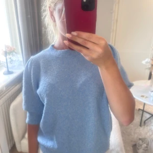 Stickad t-shirt - Säljer denna söta stickade t-shirt, knappt använd💕