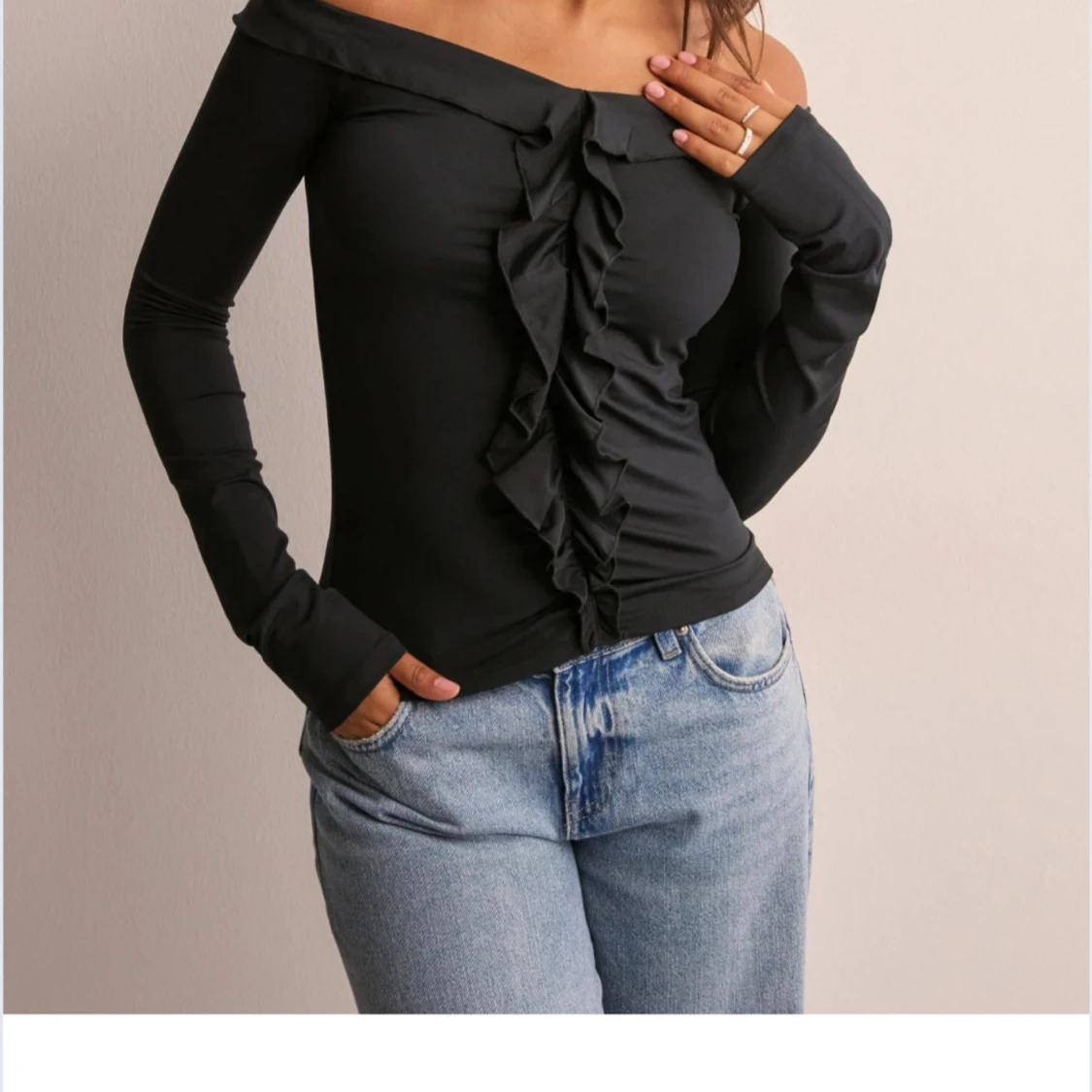 Svart offshoulder topp med volang