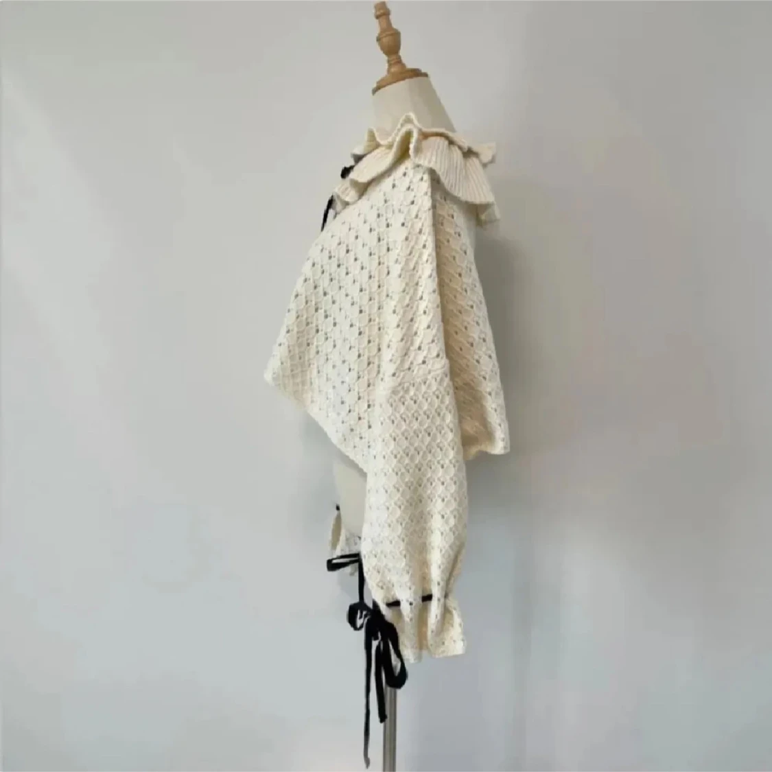 Vit stickad tröja med volangkrage och rosetter - 1