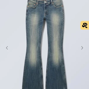 Blå bootcut jeans från Weekday Flame - Snygga blå bootcut jeans från Weekday, modell Flame. Jeansen har klassisk femficksdesign, ljus tvätt med slitningar och vida ben. Tillverkade i bomull för en skön känsla och cool look. Perfekta för dig som gillar retrovibbar och statement-jeans.