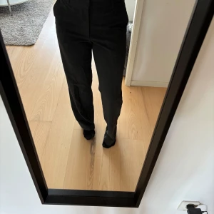 Mörkgrå kostymbyxor - Mörkgrå kostymbyxor ifrån Lindex i modellen noor. 