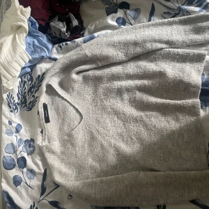 Grå stickad tröja Vero Moda XS - Mysig grå stickad tröja från Vero Moda i storlek XS. Tröjan har v-ringad hals och långa ärmar. Oversized passar allt från xs-m. Med ett litet hål men märks inte av💞💞