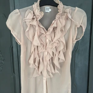 Blus med volanger  - Fin blus från saint tropez