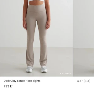 Beige flare tights från aim'n XS - Beige flare tights från aim'n i modellen Dark Clay Sense Flare Tights. Aldrig använda men tyvärr ingen prislapp kvar. ☺️