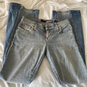 Miss Sixty ljusblå bootcut jeans - Unika lågmidjade, ljusblå jeans från Miss Sixty. Snygga detaljer där bak. Dom är utsydda så dom har något mörkare jeanstyg vid benen (se bild). Dom är stretchiga och vintage. Väll omhändertagna och i bra skick. Skriv för frågor eller fler bilder!🩷
