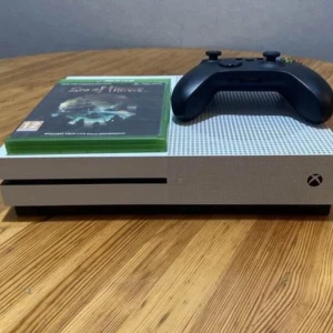 Xbox one s - Jag har haft den här Xbox i 2 år ungefär men använt i cirka 1 år  Med den här xbox kommer det  1st xbox kontroll har lite stickdrift  1st Sea of thieves Om man vill komma på ny pris får man gärna göra det 512gb Bra skick! Allt funkar och den är inte för högljutt och senast jag städade den var för 3 veckor 