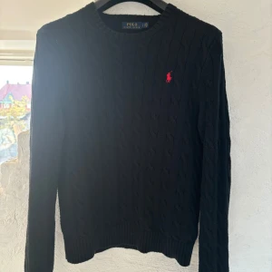 Svart kabelstickad tröja Polo Ralph Lauren - Säljer pga den inte passar mig längre