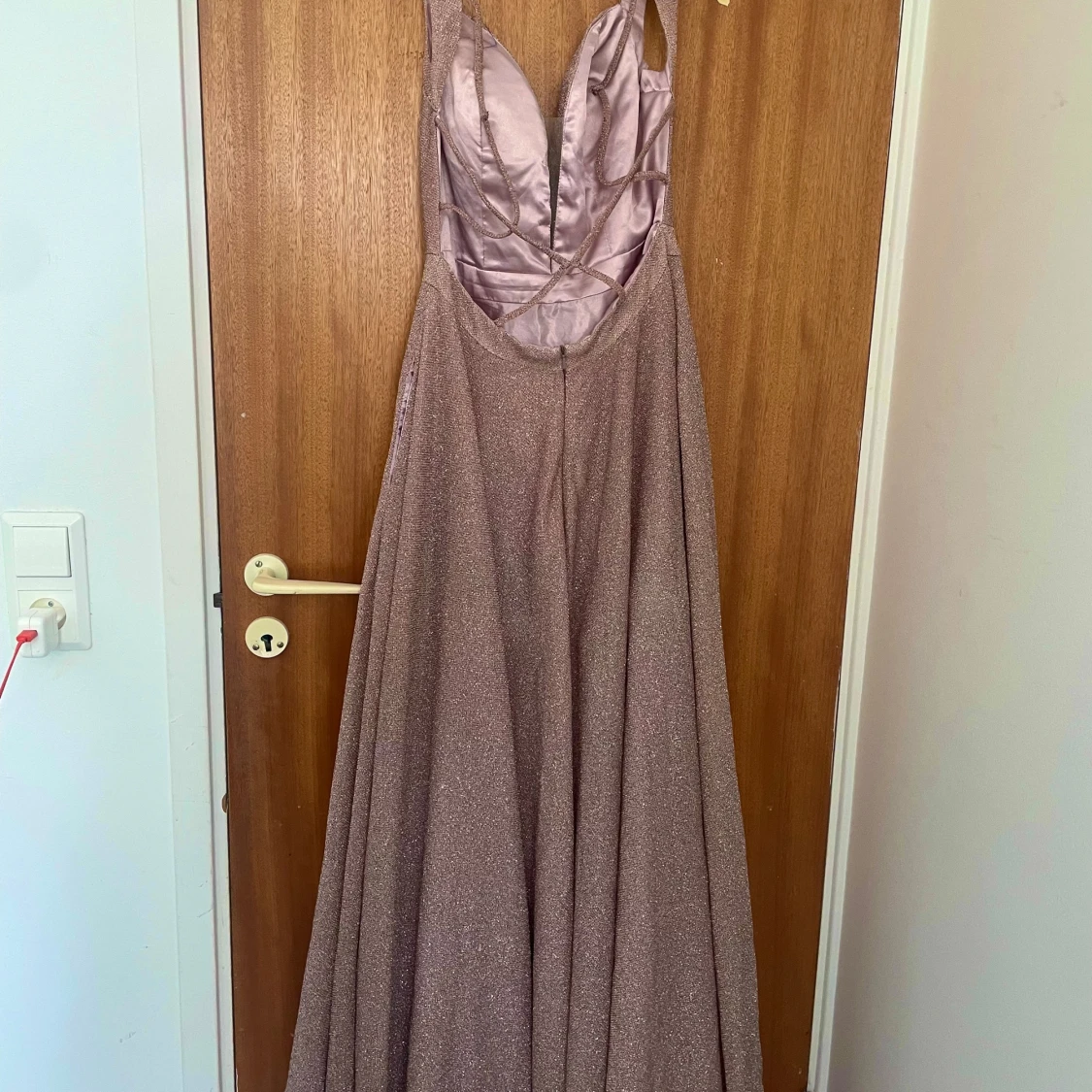 Glittrig champagnefärgad långklänning - 3