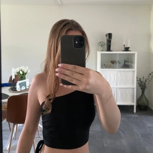 Linne med en ärm - Svart linne med en ärm och band man kan knyta på ena sidan, väldigt fint skick. 💕