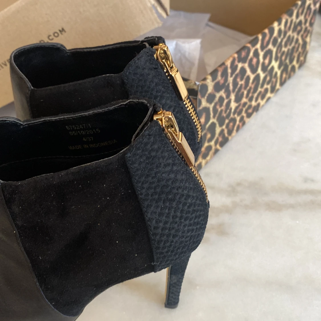 Svarta klackar med guldkedja  - 4