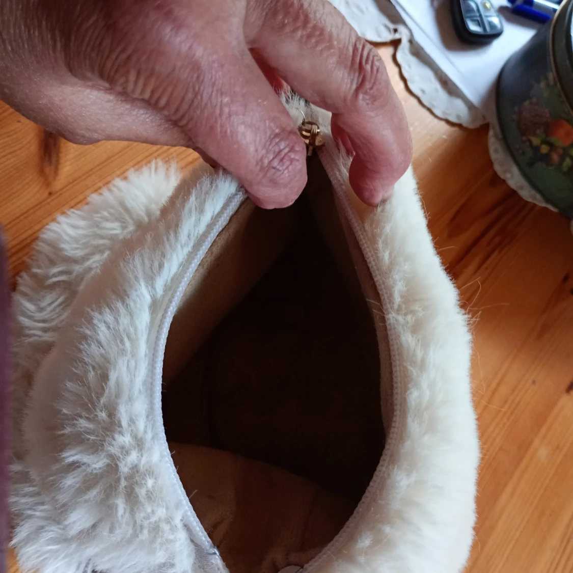 Fluffig beige axelväska med guldkedja - 4