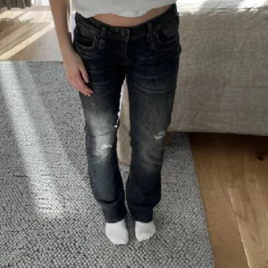 Ltb jeans  - Säljer jättefina jeans från Ltb! Lånad bild!!  Modellen heter Valerie och står att de är både low Rise och bootcut  Midjemått: 40cm innerbenslängd: 80cm. Jag uppskattar de som storlek M  #ltb #ltbjeans #lowwaist #lågmidjade #lågmidjadejeans #truereligion #lowwaistjeans #missme #missmejeans #stickadtröja #stickadkofta