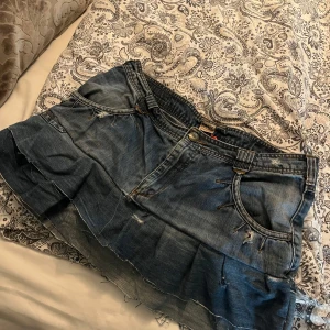 Jeanskjol med volang från ONLY - Säljer en blå jätte snygg  jeanskjol från ONLY!! Hade verkligen velat behålla den men är tyvärr för stor för mig vilket är jätte synd 😫