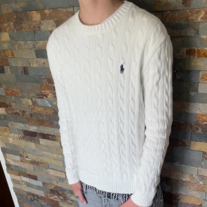 Polo Ralph Lauren tröja! - En riktigt snygg vit Polo Ralph Lauren tröja. Denna är perfekt nu till sommaren, och den är väldigt skön. Storleken är S. Skicket på denna tröjan är ny, alltså 10/10. Priset jag kommer sälja denna för är 699kr, men kan sänka vid snabb affär. Skriv till mig om ni är intresserade eller har några funderingar. Mvh