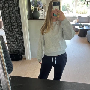 Ljusgrå tröja🫶🏼 - Säljer denna mysiga grå tröja från Gina Tricot då jag nästan aldrig använder den, den är i bra skick💘