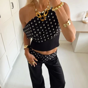 Design by si polka dot topp - Säljer min oanvända KIMMIE POLKA DOTTED TOP - BLACK/WHITE från design by si då den var för stor för mig. Helt oanvänd med lappen kvar. Skriv för fler bilder eller andra frågor 😊