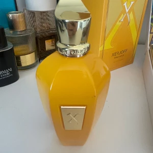 Xerjoff Erba Gold Parfym 100ml - Lyxig parfym från Xerjoff, Erba Gold, i en snygg guldfärgad flaska med gulddetaljer och exklusiv design. Flaskan är robust och har en elegant metallkork. Kommer i en färgstark och stilren förpackning med guld och vita detaljer. Perfekt för dig som gillar unika och exklusiva dofter.